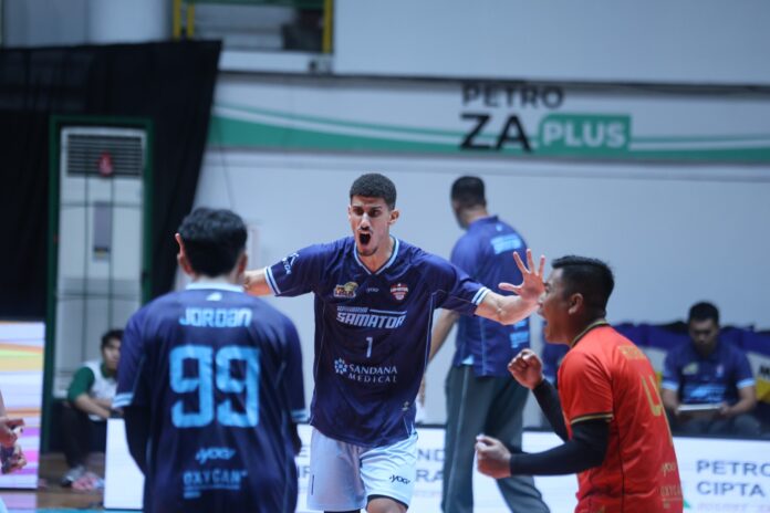 Pertandingan voli Proliga 2026 antara Surabaya Samator vs Jakarta Bhayangkara Presisi di GOR Tri Dharma Gresik.