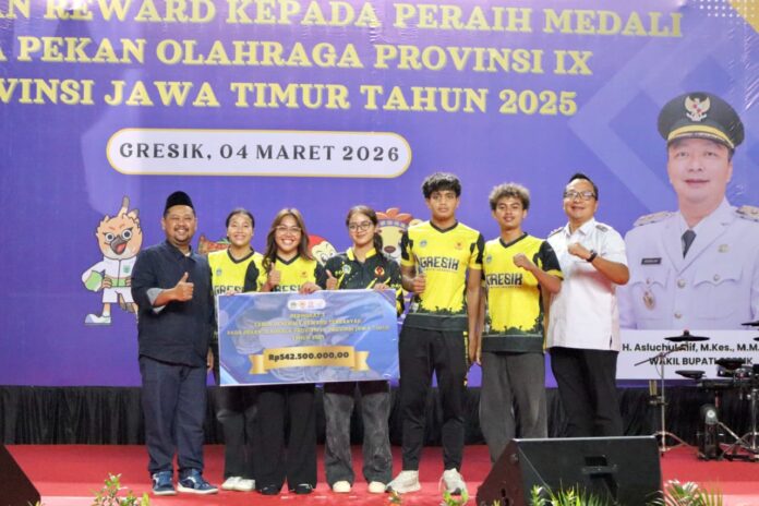 Bupati Gresik serahkan bonus 9,3 miliar rupiah kepada atlet Porprov Jatim 2025.