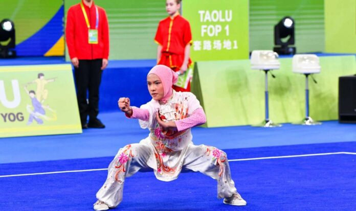 Aksi Vini Nur Azizah atlet wushu Jawa Timur raih medali emas Kejuaraan Dunia Wushu Junior 2026 Tianjin.