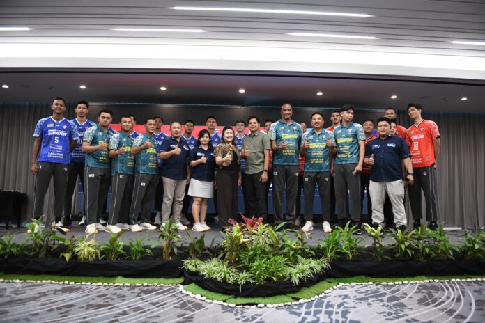 Manajemen Surabaya Samator dan Bank Danamon foto bersama dalam peresmian kolaborasi strategis bola voli nasional.