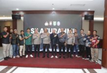 Redam Tensi Rivalitas, Polda Jatim Pertemukan Persebaya-Arema di Surabaya Kapolda Jatim bersama manajemen Arema FC dan Persebaya Surabaya dalam foto bersama usai rapat koordinasi keamanan laga.