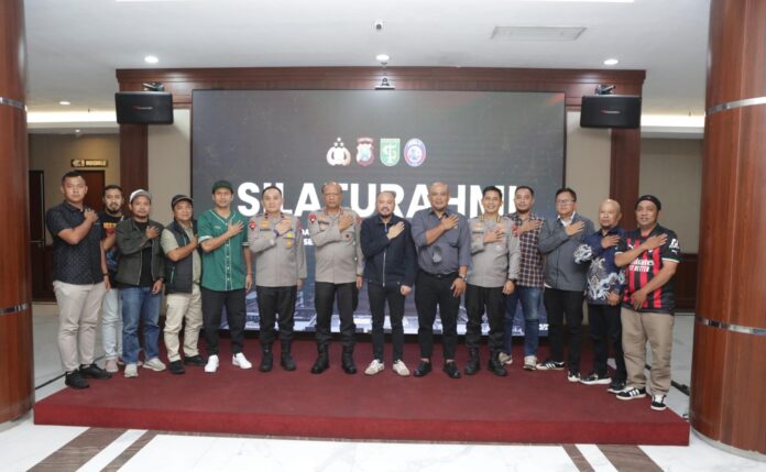 Kapolda Jatim bersama manajemen Arema FC dan Persebaya Surabaya dalam foto bersama usai rapat koordinasi keamanan laga.