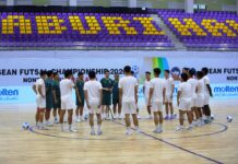 Target Semifinal, Timnas Futsal Indonesia Tuntaskan Official Training Pemain Timnas Futsal Indonesia mendengarkan arahan pelatih Hector Souto saat sesi official training di Thailand.