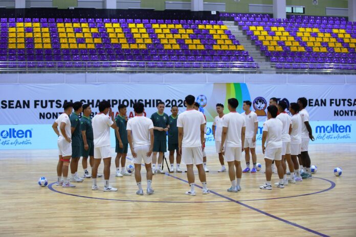 Pemain Timnas Futsal Indonesia mendengarkan arahan pelatih Hector Souto saat sesi official training di Thailand.