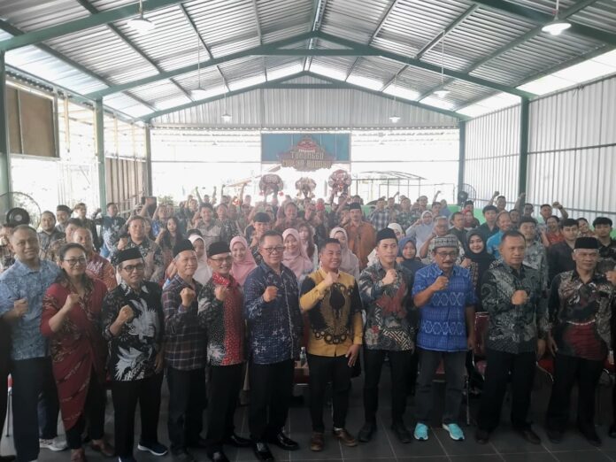 Pengurus KONI Kabupaten Kediri dan perwakilan cabang olahraga berfoto bersama saat acara Halal Bihalal di Kebun Belimbing Turus untuk persiapan Porprov Jatim 2027.