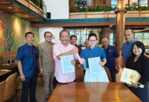 Mantap! KONI Jatim Gandeng RS Mitra Keluarga Kenjeran, Jamin Layanan Medis Atlet Lebih Optimal Ketua Umum KONI Jatim dan Direktur RS Mitra Keluarga Kenjeran menunjukkan naskah MoU kerja sama kesehatan atlet.
