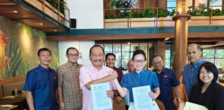 Mantap! KONI Jatim Gandeng RS Mitra Keluarga Kenjeran, Jamin Layanan Medis Atlet Lebih Optimal Ketua Umum KONI Jatim dan Direktur RS Mitra Keluarga Kenjeran menunjukkan naskah MoU kerja sama kesehatan atlet.