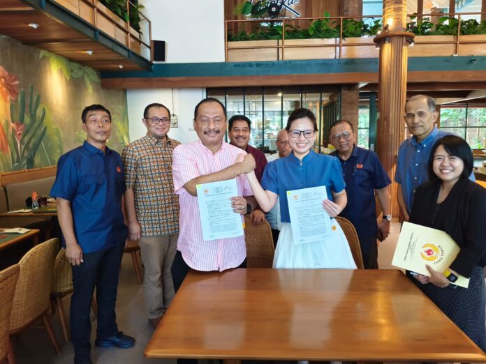 Ketua Umum KONI Jatim dan Direktur RS Mitra Keluarga Kenjeran menunjukkan naskah MoU kerja sama kesehatan atlet.