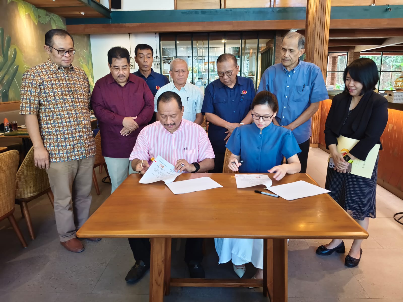 Proses penandatanganan kerja sama medis antara KONI Jawa Timur dan RS Mitra Keluarga Kenjeran Surabaya.