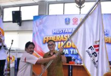 Simak! Henky Irawan Resmi Terpilih Pimpin FPTI Jawa Timur Serah terima pataka Ketua Umum FPTI Jawa Timur dari Dhanu Iswara ke Henky Irawan.