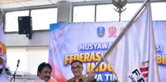 Simak! Henky Irawan Resmi Terpilih Pimpin FPTI Jawa Timur Serah terima pataka Ketua Umum FPTI Jawa Timur dari Dhanu Iswara ke Henky Irawan.
