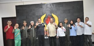 PB IWbA Panggil Tiga Atlet Woodball Jawa Timur Perkuat Tim Nasional di Hong Kong Foto seremoni pelepasan atlet woodball Jawa Timur oleh Ketua KONI Jatim dan Ketua IWbA Jatim Ali Kuncoro untuk turnamen internasional di Hong Kong.