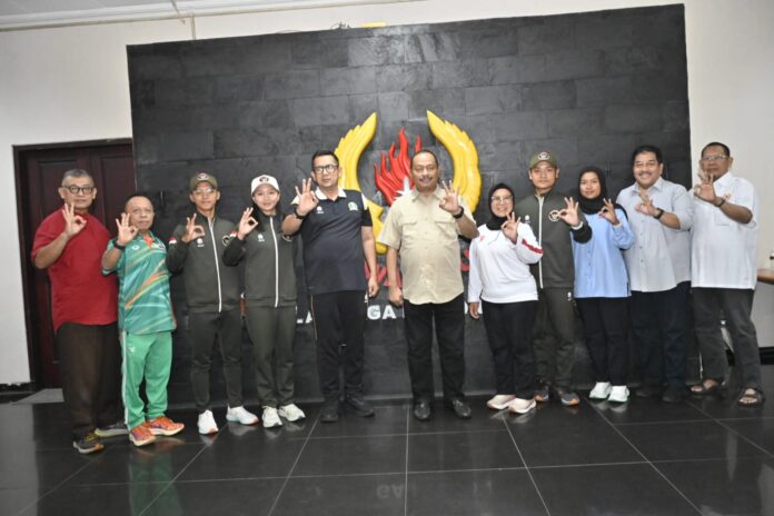 Foto seremoni pelepasan atlet woodball Jawa Timur oleh Ketua KONI Jatim dan Ketua IWbA Jatim Ali Kuncoro untuk turnamen internasional di Hong Kong.
