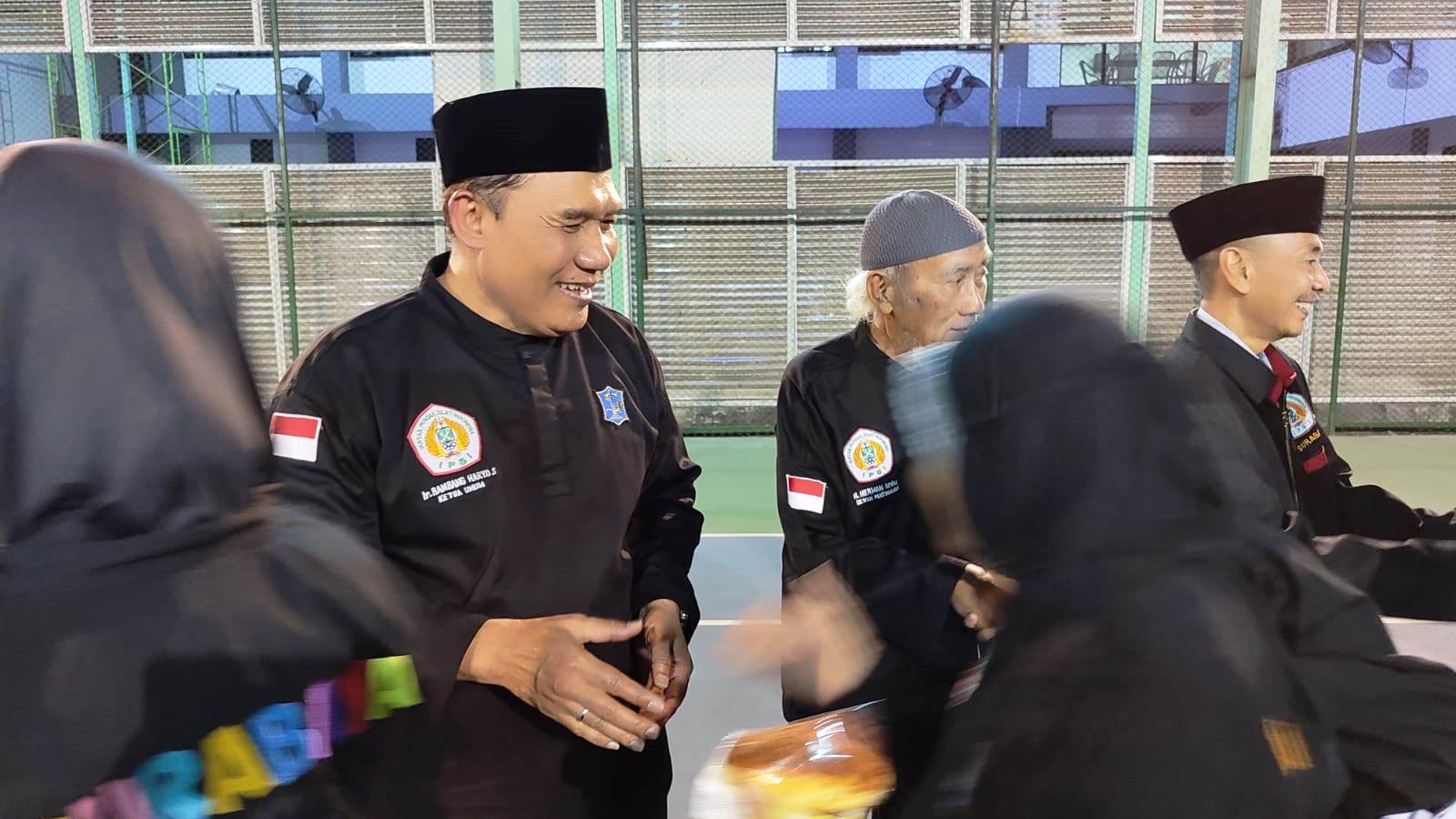 Ketua IPSI Surabaya Bambang Haryo Soekartono bersalaman dengan atlet pencak silat.