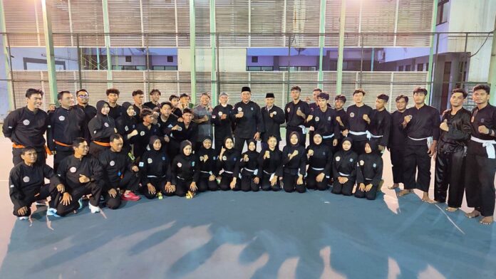 Bambang Haryo Soekartono foto bersama atlet IPSI Surabaya dan pengurus organisasi.