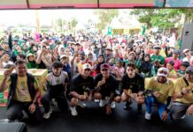 Mantap! Dorong Budaya Hidup Sehat, Persebaya Kampung Wani Bersama Antangin Meriahkan Benowo Krajan Pemain Persebaya Rivera, Gali Freitas, dan Toni Firmansyah berfoto bersama warga Benowo Krajan dalam acara Antangin Kampung Wani.