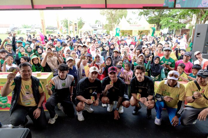 Pemain Persebaya Rivera, Gali Freitas, dan Toni Firmansyah berfoto bersama warga Benowo Krajan dalam acara Antangin Kampung Wani.