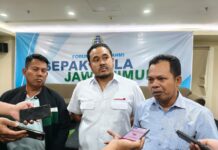 PSSI Pusat Didesak Segera Gelar Kongres Oleh Forum Silaturahmi Sepak Bola Jawa Timur Abdul Rozak, Syaiful Anwar, dan Radja Siahaan dalam pertemuan Forum Silaturahmi Sepak Bola Jawa Timur mendesak PSSI.
