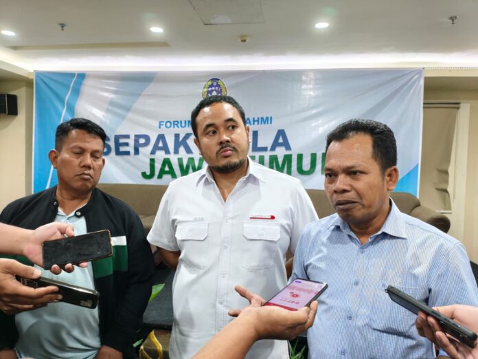 Abdul Rozak, Syaiful Anwar, dan Radja Siahaan dalam pertemuan Forum Silaturahmi Sepak Bola Jawa Timur mendesak PSSI.