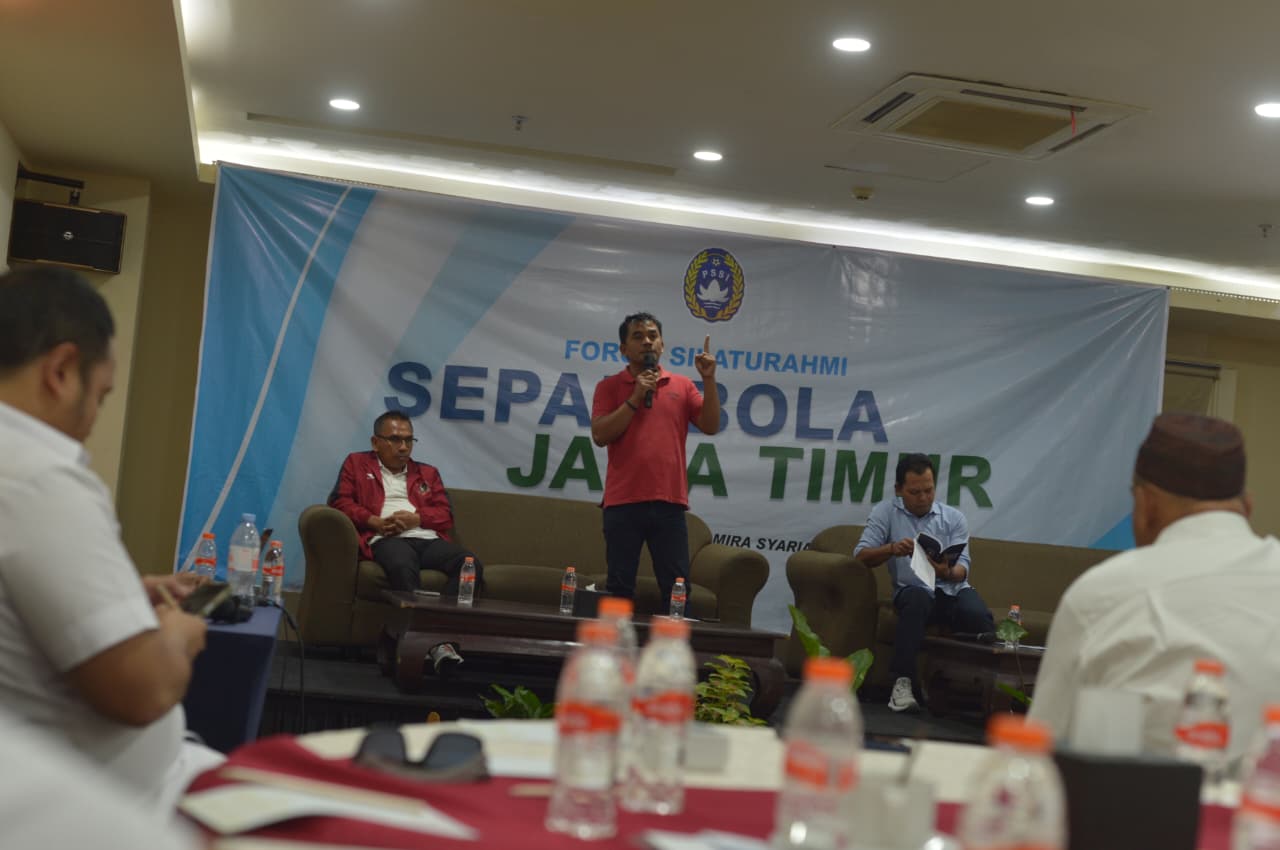 Peserta Forum Silaturahmi Sepak Bola Jawa Timur sedang berbicara dalam forum diskusi.