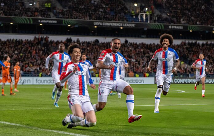 Daichi Kamada merayakan gol bersama Maxence Lacroix dalam laga Crystal Palace melawan Shakhtar Donetsk di semifinal UEFA Conference League.