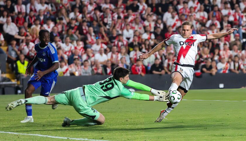 Penyerang Rayo Vallecano Alemao mencoba mencetak gol melewati kiper Strasbourg Mike Penders di Stadion Vallecas.