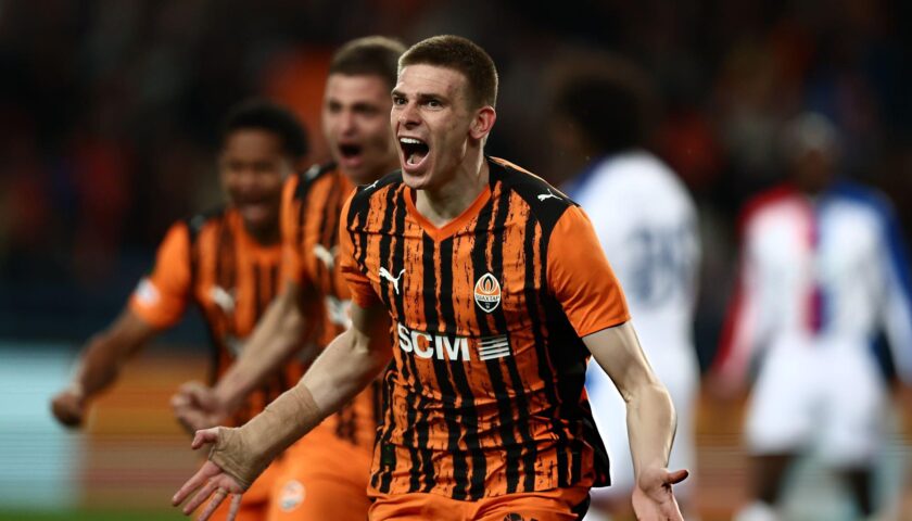 Oleh Ocheretko merayakan gol untuk Shakhtar Donetsk saat menghadapi Crystal Palace di Stadion Henryk-Reyman.