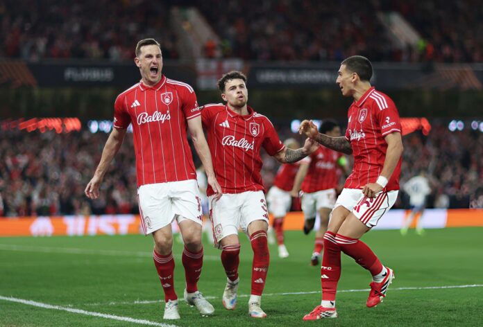 Chris Wood bersama Neco Williams dan Nicolas Dominguez melakukan selebrasi gol penalti Nottingham Forest saat melawan Aston Villa di semifinal Liga Europa.