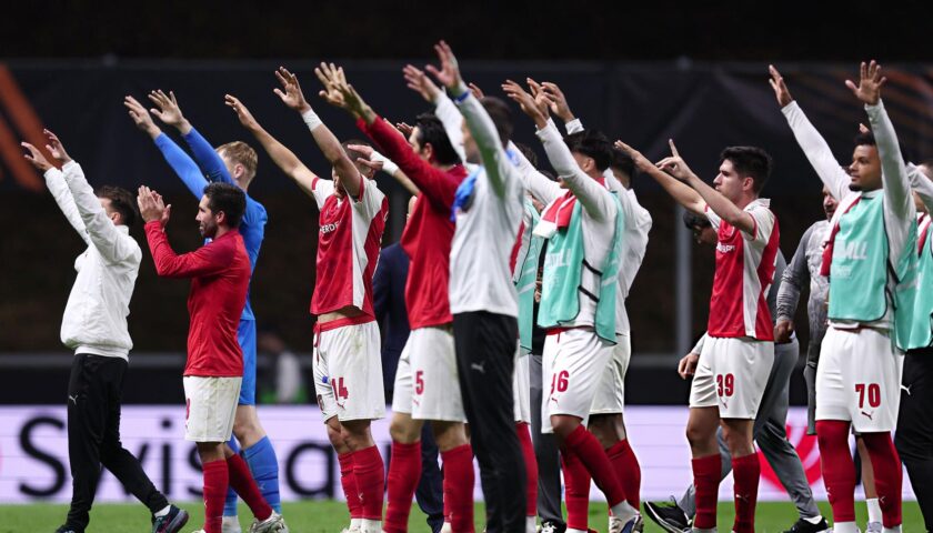 Skuad pemain SC Braga bersukacita merayakan kemenangan leg pertama semifinal Liga Europa 2025/26 atas wakil Jerman SC Freiburg.