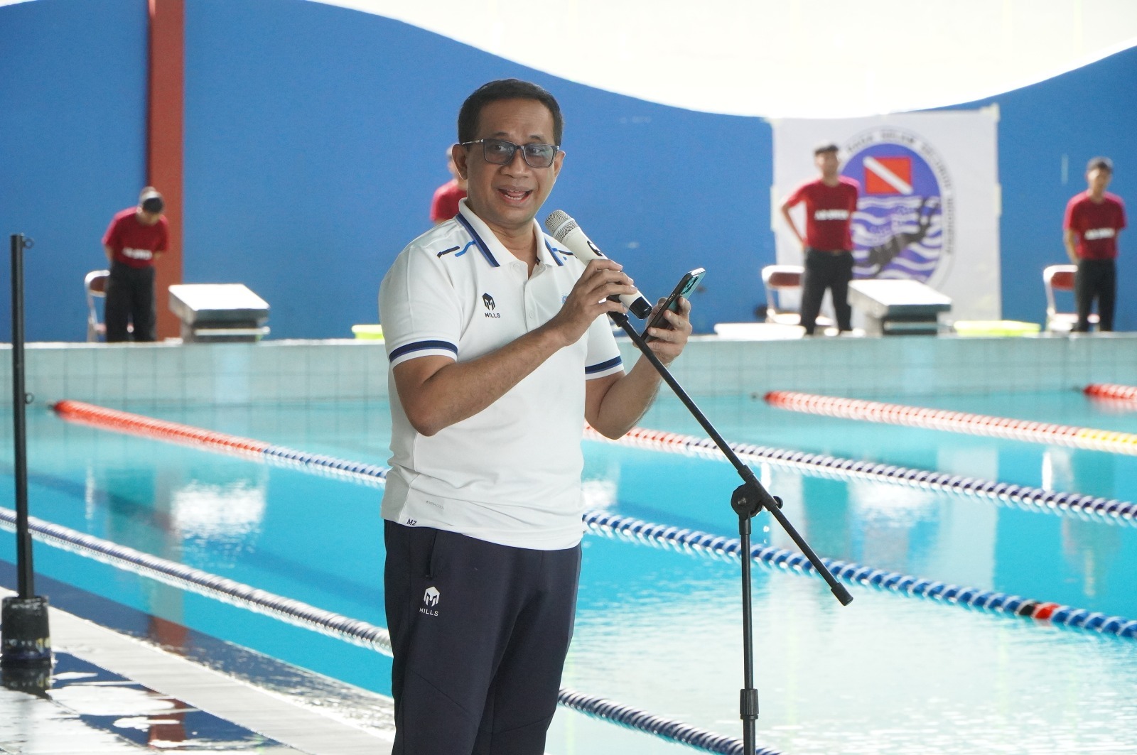 Ketua Umum POSSI Jatim Mirza Muttaqien memberikan arahan terkait Kejurda Finswimming 2026.