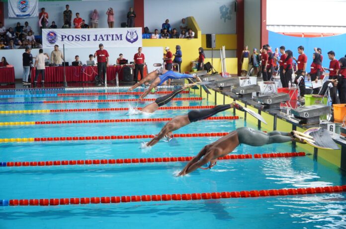 Atlet selam Jawa Timur bertanding dengan kecepatan tinggi di kolam renang menggunakan alat finswimming.