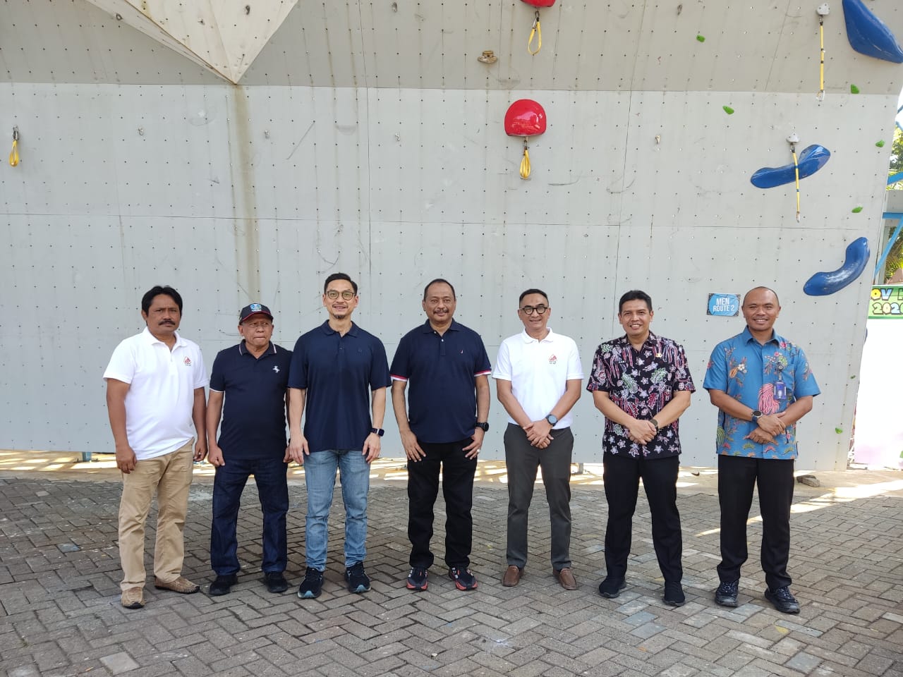 Pimpinan KONI Jatim, FPTI Jatim, dan Dispora Jatim berfoto bersama di area kompetisi panjat tebing Surabaya.