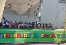 Kejurprov Panjat Tebing Jawa Timur 2026: Regenerasi Atlet PON Barisan atlet muda panjat tebing Jawa Timur saat mengikuti upacara pembukaan Kejurprov 2026 di Surabaya.