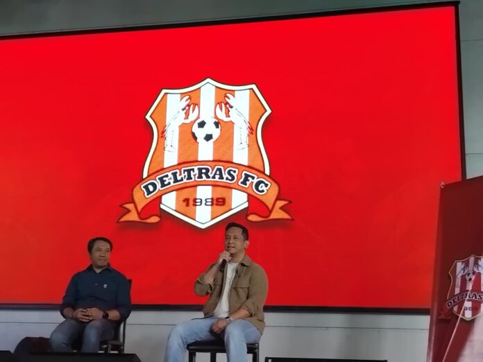 CEO Deltras FC Amir Burhannudin dan Presiden Klub Deddy Adrianto Wibowo saat sesi jumpa pers di Sidoarjo.