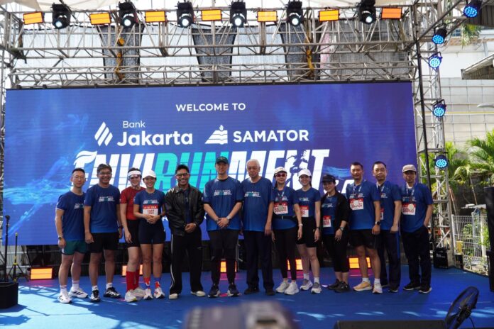Direktur Utama Samator Group Rachmat Harsono foto bersama pendukung ajang Bank Jakarta Samator EnviRUNment 3.0 di Surabaya.