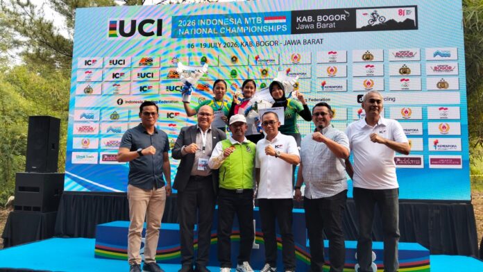 Atlet balap sepeda putri Jatim menerima medali saat UPP Kejurnas MTB 2026 di Bogor.