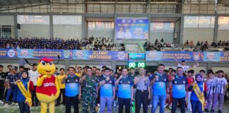 Fantastis! 40 Tim Pelajar Gempur Indomaret Volleyball Tournament 2026 di Probolinggo Wali Kota Probolinggo Aminuddin dan Manajer ABVI Sutono berfoto bersama dalam pembukaan Indomaret Volleyball Tournament 2026 di GOR Mastrip.