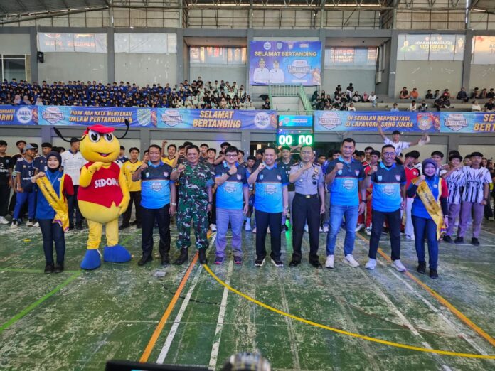 Wali Kota Probolinggo Aminuddin dan Manajer ABVI Sutono berfoto bersama dalam pembukaan Indomaret Volleyball Tournament 2026 di GOR Mastrip.