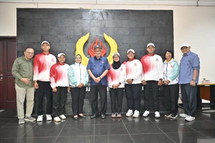 Wakil Ketua KONI Jawa Timur Deddy Suhajadi melepas 5 atlet Woodball Jatim yang perkuat Timnas Indonesia di World Cup Woodball 2026 Malaysia.