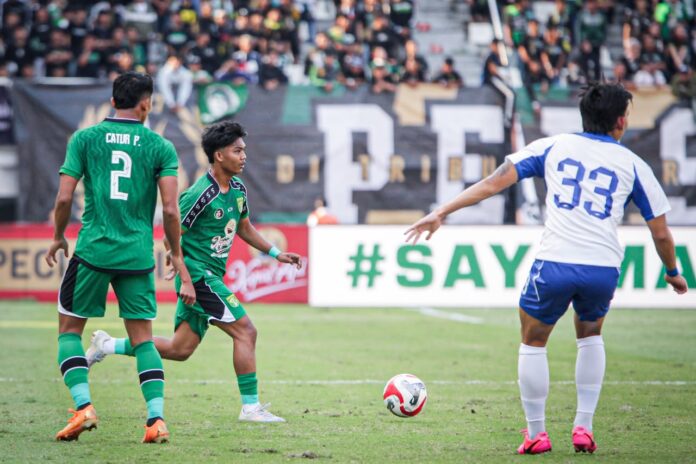 Performa apik pemain muda Persebaya Surabaya Dicky Kurniawan saat menghadapi PSIS Semarang.