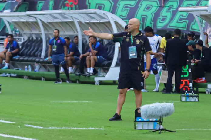 Pelatih Persebaya Bernardo Tavares memberi arahan tim saat menghadapi PSIS Semarang di Surabaya.