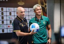 Keren! Bernardo Tavares Ogah Pusingkan Shin Tae-yong di Persebaya Vs Persija Pelatih Bernardo Tavares dan kiper Ernando Ari saat sesi jumpa pers Persebaya jelang Piala Presiden 2026.