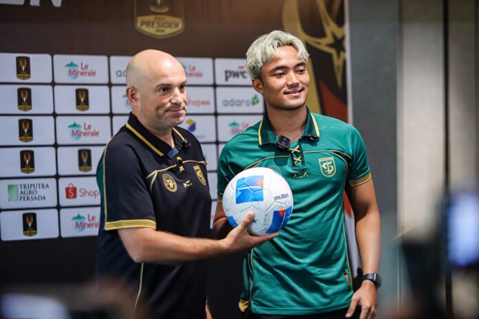 Pelatih Bernardo Tavares dan kiper Ernando Ari saat sesi jumpa pers Persebaya jelang Piala Presiden 2026.