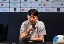 Mantap! Shin Tae-yong Siar Kebanggaan Persija di Kandang Persebaya Pelatih Shin Tae-yong saat sesi jumpa pers jelang pertandingan Piala Presiden Elite 2026.