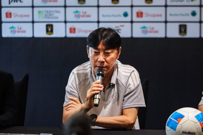 Pelatih Shin Tae-yong saat sesi jumpa pers jelang pertandingan Piala Presiden Elite 2026.