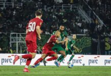 Fantastis! Tekuk Persija 0-1 Lewat Duel Ketat, Persebaya Buktikan Kualitas Nyata Bek anyar Persebaya Yuran Fernandes mengadang pemain Persija.