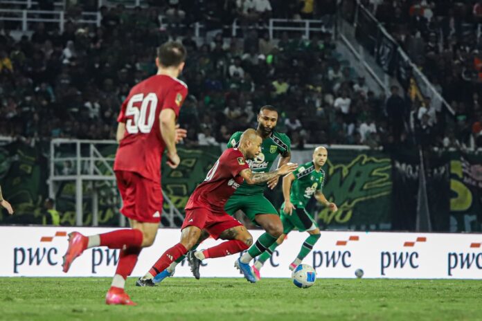 Bek anyar Persebaya Yuran Fernandes mengadang pemain Persija.