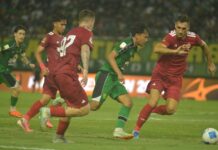 Astaga! Gol Bunuh Diri Hancurkan Persija 0-1, STY Pasang Badan untuk Pankov Tiga pemain Persija Jakarta melakukan pengawalan ketat terhadap satu pemain Persebaya Surabaya di Stadion Gelora Bung Tomo.