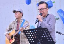 Luar Biasa! 1 Kejutan Manis, Ari Lasso Sambangi Panjat Tebing Puslatda Jatim Penyanyi Ari Lasso bernyanyi bersama atlet panjat tebing Choirul Umi saat melakukan kunjungan kejutan di Surabaya.