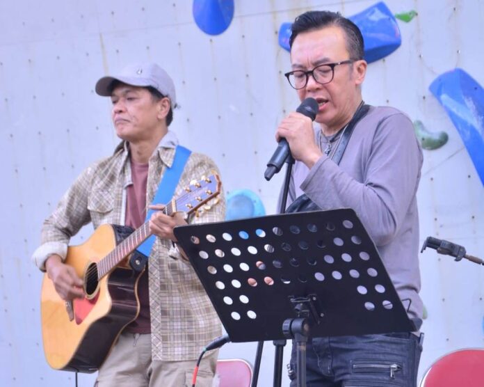 Penyanyi Ari Lasso bernyanyi bersama atlet panjat tebing Choirul Umi saat melakukan kunjungan kejutan di Surabaya.